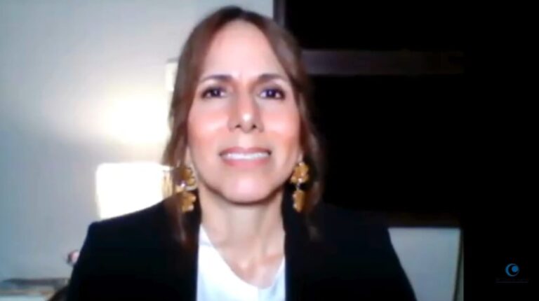 Solange Garcés durante la conversación en En Palabras Simples, donde analizó los desafíos de gobernanza, planificación y marketing que enfrenta actualmente el turismo ecuatoriano.