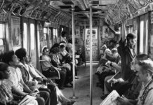El entramado comunitario entre el texto y el lector Más que un registro documental, la fotografía funciona como memoria de una cultura lectora donde el texto aún ocupaba un lugar visible dentro de la experiencia comunitaria. Imagen de referencia utilizada bajo criterio informativo y editorial.