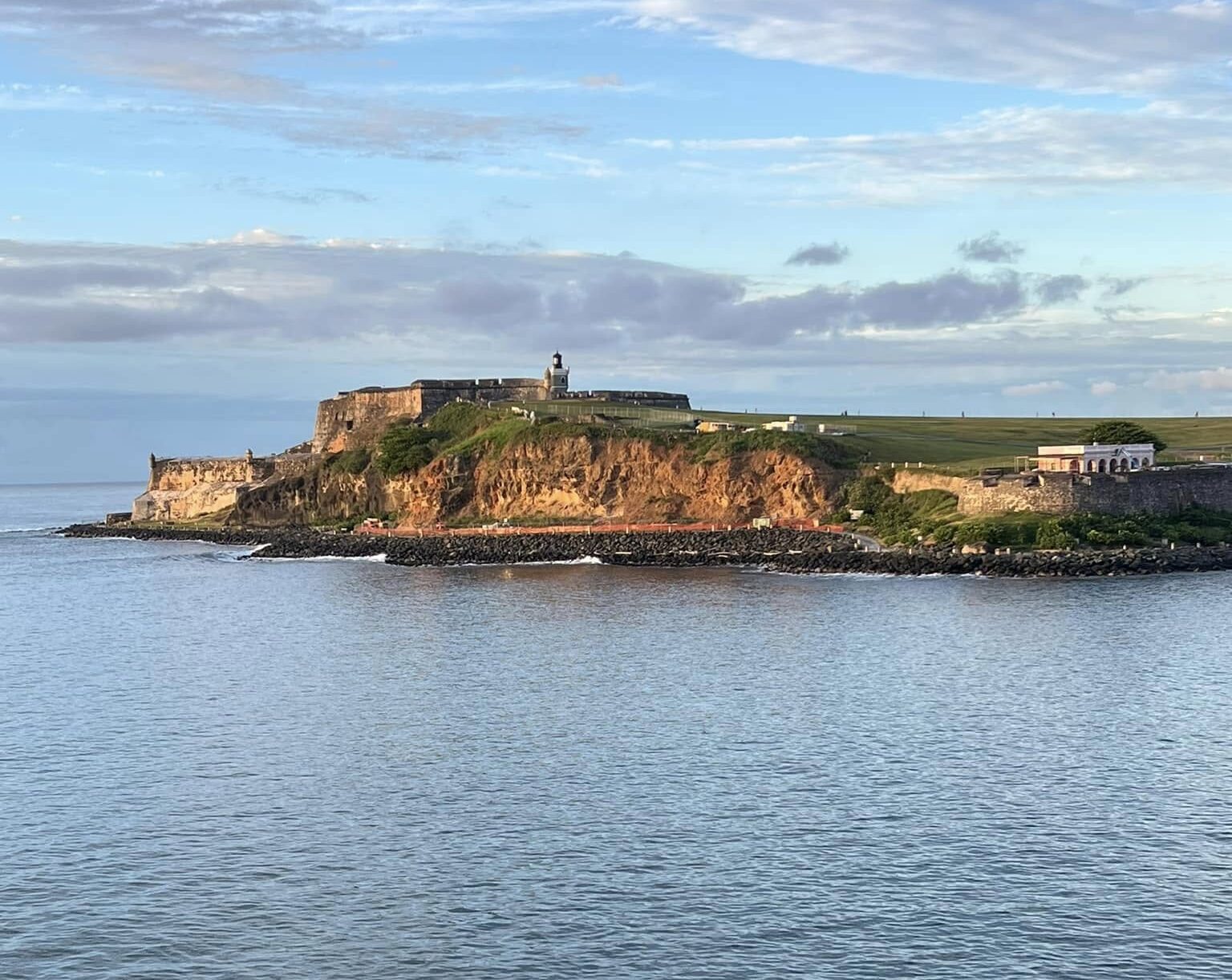 El Castillo San Felipe del Morro, en San Juan de Puerto Rico, aparece imponente frente al Caribe al inicio de la travesía hacia República Dominicana, como una postal histórica que despide a los viajeros antes de cruzar el Canal de la Mona. Foto cortesía de Sergio Cedeño Amador
