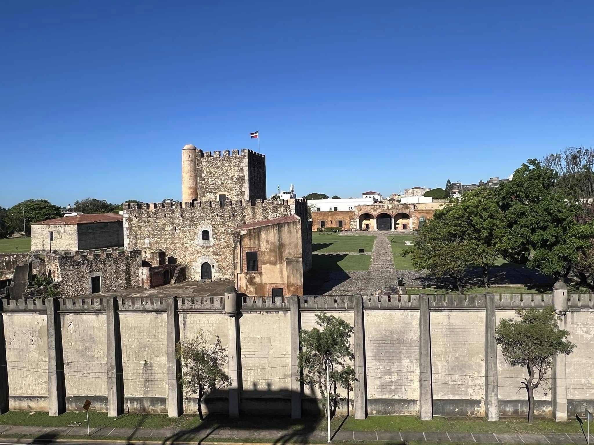 La Fortaleza Ozama, considerada la construcción militar más antigua de América, recibe a quienes llegan a Santo Domingo por el río Ozama, en el corazón histórico de la capital dominicana. Foto cortesía Sergio Cedeño Amador