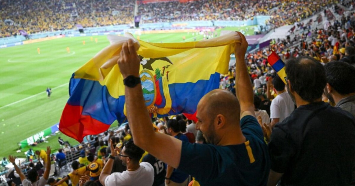 La bandera ecuatoriana acompaña a miles de aficionados durante los encuentros mundialistas, convirtiéndose en una de las principales expresiones de identidad nacional. Imagen referencial. Fuente: Federación Ecuatoriana de Fútbol (FEF).