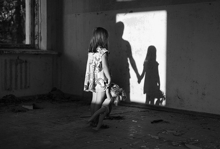 Foto: https://medium.com/@ahad.eliza09/when-a-father-becomes-a-stranger-f5874bd7bf07