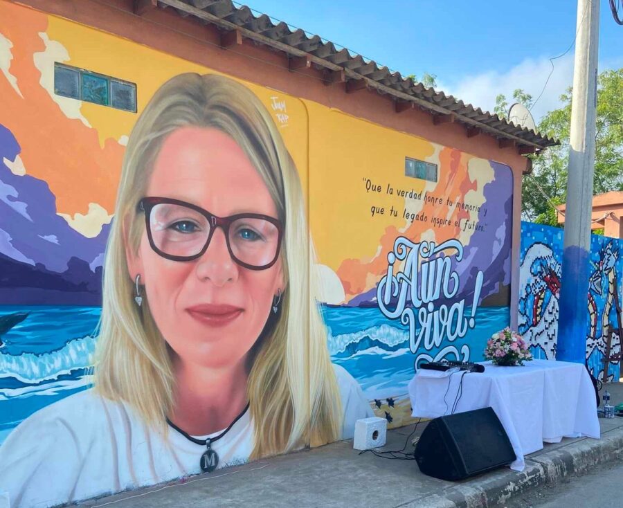 Vecinos de Olón acompañaron el homenaje a Monika Silva durante la inauguración de un mural comunitario que hoy forma parte de la memoria colectiva de la comuna. Foto: Marlene Sosa Mercado / Olón Comunica