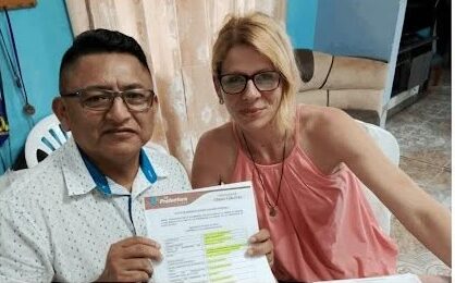 Monika Silva junto a Robinson del Pezo, dos ciudadanos vinculados a denuncias y temas de interés público en la provincia de Santa Elena. La fotografía forma parte de los registros que continúan circulando en redes sociales tras la muerte de la activista.