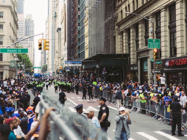 La pasión por los Knicks tomó las calles de Nueva York durante las celebraciones que reunieron a miles de aficionados en Manhattan. Crédito: Foto: Yura Forrat / Pexels.