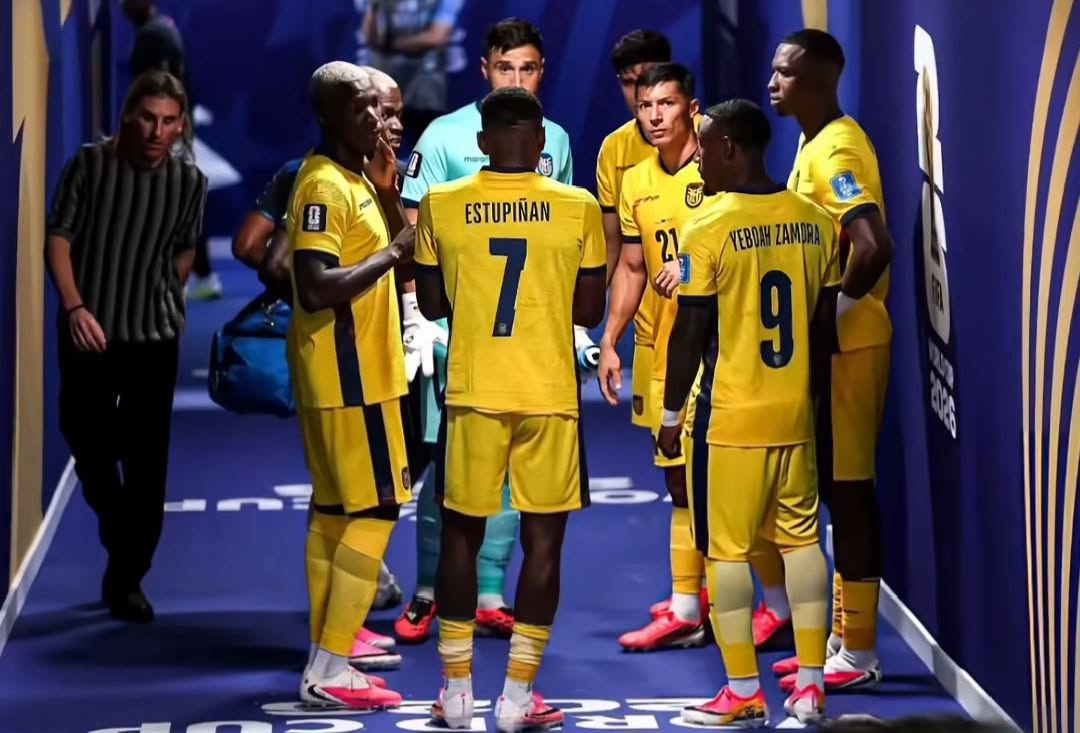 Mientras los jugadores conversan durante el entretiempo ante Curazao, el técnico observa a cierta distancia. Una imagen que invita a reflexionar sobre liderazgo, comunicación y trabajo colectivo. Foto compartida por AT 11 Fútbol en la página de Facebook de FEF