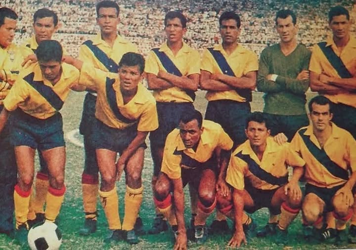 Cada generación hereda una historia y deja una huella para la siguiente. En esta selección de 1965 aparecen varios de los pioneros que ayudaron a construir el camino del fútbol ecuatoriano, entre ellos Alberto Spencer, Washington Muñoz, Clímaco Cañarte y Vicente Lecaro.
