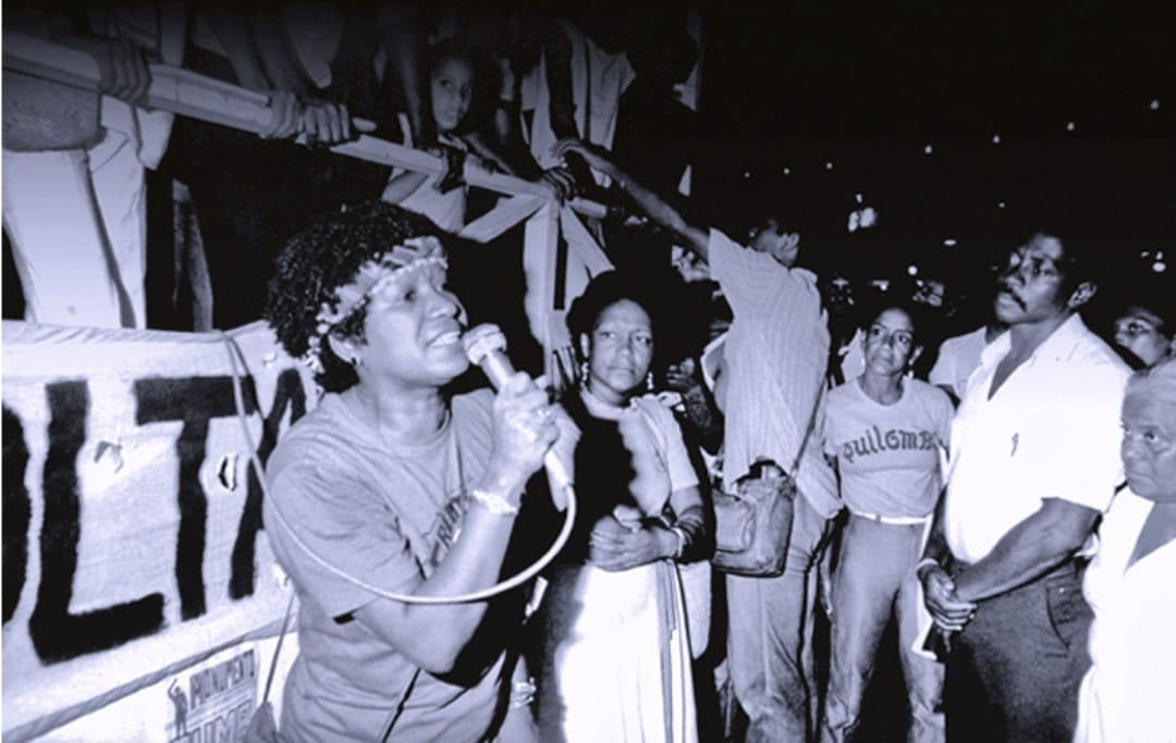 Foto: https://capiremov.org/es/analisis/lelia-gonzalez-una-pensadora-brasilena/ Lélia González hablando en un mitín político.