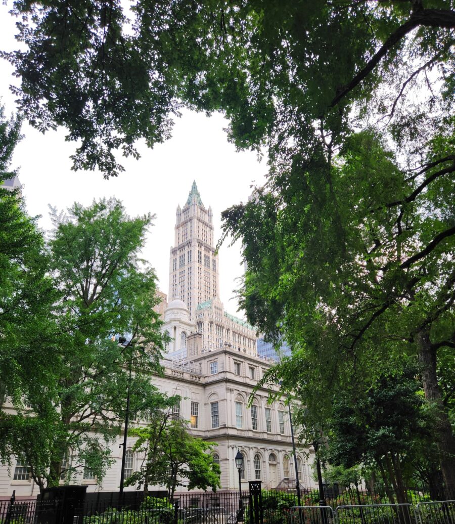 El City Hall, sede histórica del gobierno municipal de Nueva York desde 1812, se integra al conjunto institucional de City Hall Park, donde también se levanta el Manhattan Municipal Building, uno de los principales centros administrativos de la ciudad. Fotografía: Olga C. Guerra Pizarro | Archivo documental de la investigación periodística Gobernar Nueva York – El Costanero.