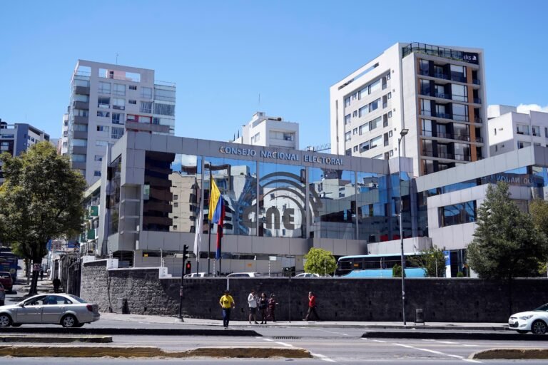 La sede del Consejo Nacional Electoral (CNE), en Quito, es el organismo encargado de organizar y supervisar los procesos electorales en el Ecuador. La construcción de una democracia sólida, sin embargo, también depende de una ciudadanía informada y participativa. Foto: Consejo Nacional Electoral (CNE).