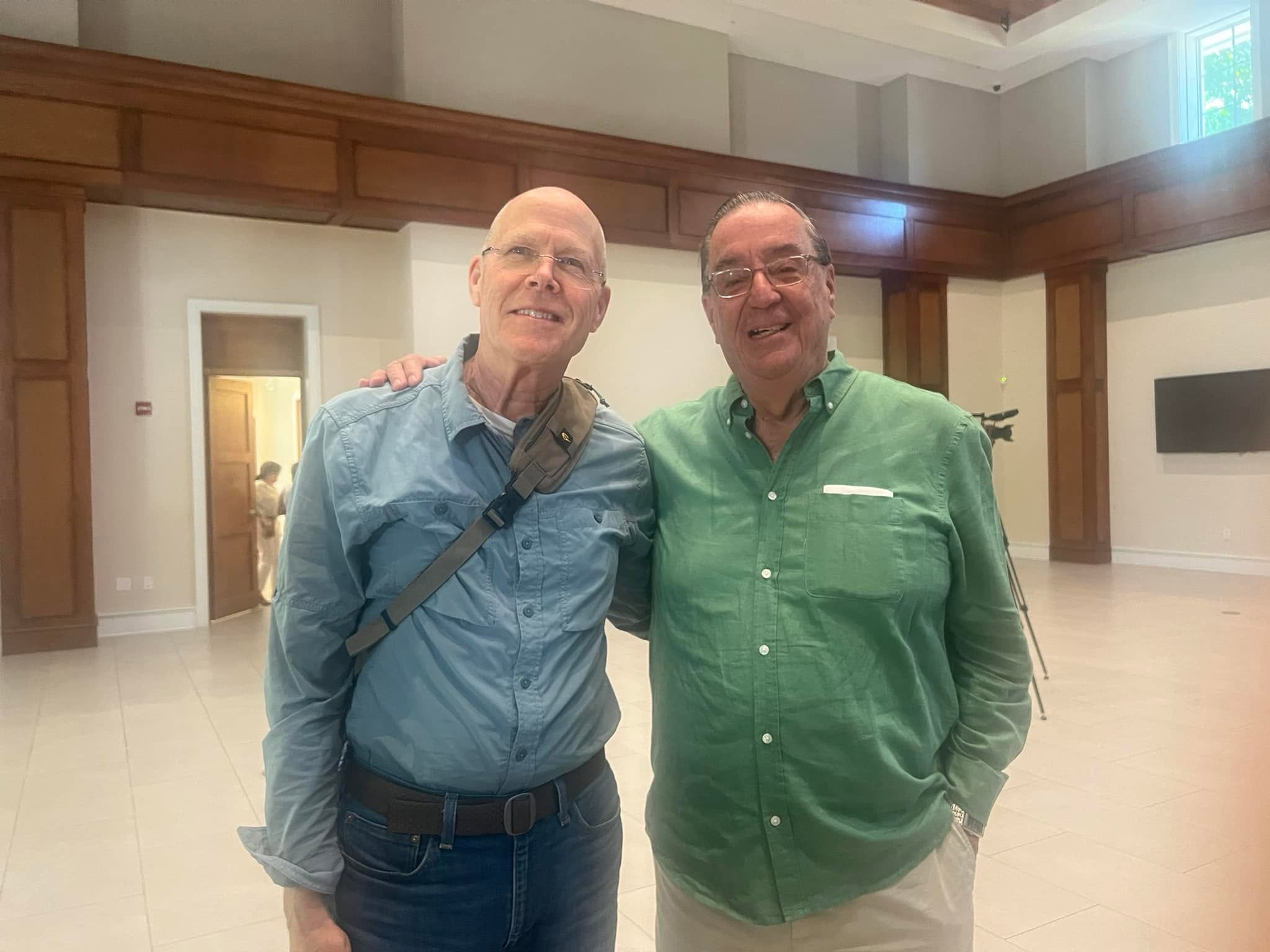 Sergio Cedeño junto al Dr. John Crane, reconocido investigador de la Universidad de Florida y una de las principales autoridades mundiales en el cultivo y mejoramiento genético del mango, durante el Mango Festival del Fairchild Tropical Botanic Garden de Miami.Fotografía: Cortesía de Sergio Cedeño.