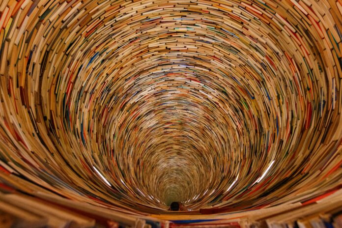 Los libros construyen caminos hacia el conocimiento. Cada lectura amplía la mirada y alimenta la capacidad de pensar, cuestionar y comprender la realidad. Foto: Guerrero de la Luz / Pexels.