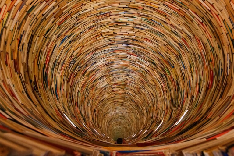 Los libros construyen caminos hacia el conocimiento. Cada lectura amplía la mirada y alimenta la capacidad de pensar, cuestionar y comprender la realidad. Foto: Guerrero de la Luz / Pexels.