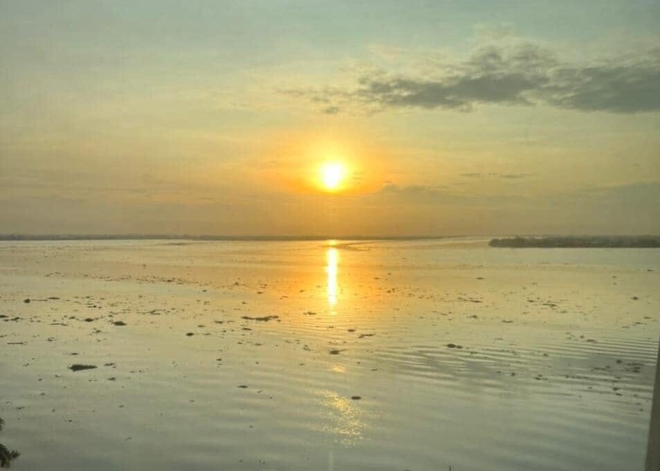 El río Babahoyo se despide de su nombre al llegar a Guayaquil. Con cerca de 1.800 metros de orilla a orilla, sus aguas se unen al río Daule para dar vida al imponente río Guayas. Foto: Sergio Cedeño Amador.