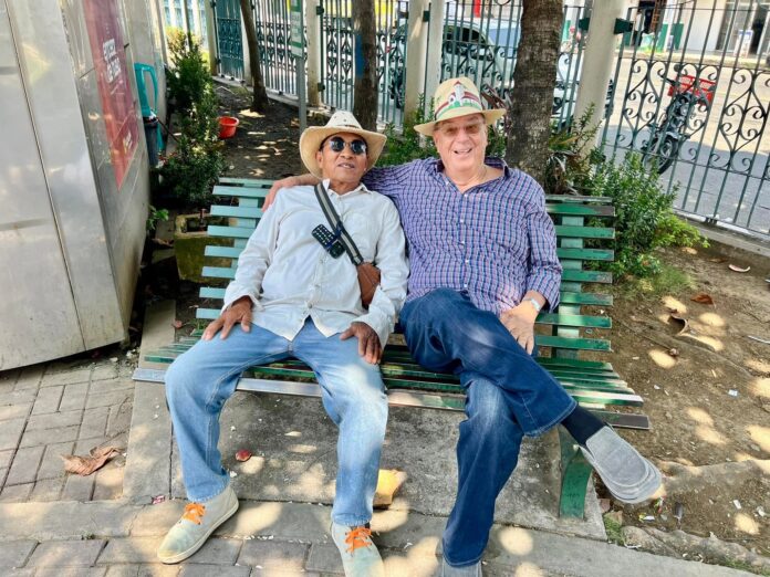 Sergio Cedeño junto al capitán Terencio Cardoso, su amigo y canoero desde hace más de 50 años. Una amistad forjada en las aguas del río Babahoyo y en el orgullo de sus raíces montuvias. Foto: Sergio Cedeño Amador.