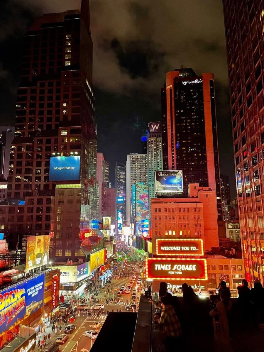 Mientras miles de personas recorren cada día Times Square, pocas imaginan que, detrás del dinamismo de la ciudad, existe una compleja estructura institucional que permite a Nueva York funcionar sin interrupciones, incluso durante una transición de gobierno.