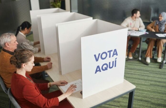 Votar es uno de los actos más importantes de una democracia, pero elegir con responsabilidad comienza mucho antes de llegar a las urnas. Informarse, preguntar y evaluar a quienes aspiran a representarnos también es un deber ciudadano. Cortesía: Pexels / Edmond Dantès