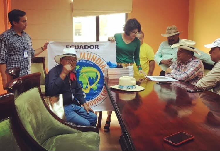 Reunión de coordinación de la Cabalgata por la Paz, realizada en diciembre de 2019 en Ecuador, junto a Javier Avellán (†) y representantes del Comité de Integración Montuvia Guayasense, sumando al sector montuvio a las acciones por la paz y la noviolencia. Foto: archivo personal de Olga Guerra.