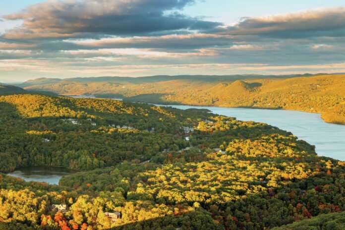 El río Hudson atraviesa y articula buena parte del territorio del Estado de Nueva York. Más allá del paisaje urbano de Manhattan, sus riberas conectan ciudades, pueblos y regiones que revelan la diversidad geográfica, histórica y económica de un estado mucho más amplio que su metrópoli más conocida.