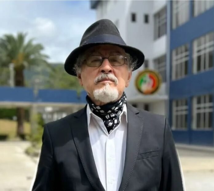 Carlos Alfonso Carrión Figueroa, escritor lojano y Premio Nacional Eugenio Espejo de Literatura 2026. Foto: Literatura Ecuatoriana / ecuadorianliterature.com.