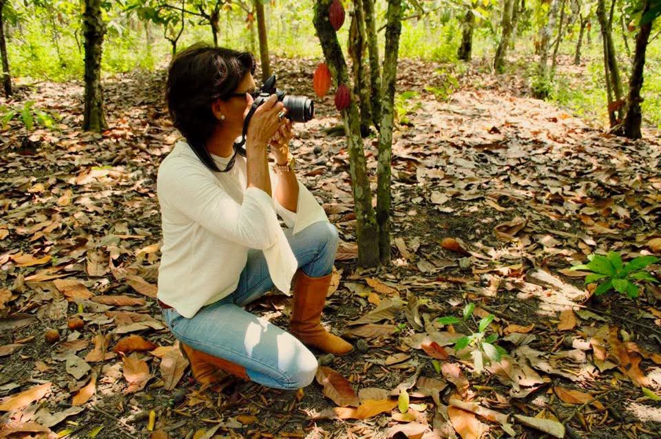 Mientras escribía esta nota y buscaba fotografías para acompañarla, encontré esta imagen de una visita que realicé a la Hacienda San José. Cámara en mano, recorría sus plantaciones de cacao como parte de mi trabajo periodístico para El Costanero. Foto: Marcelo Cabrera / Archivo personal.