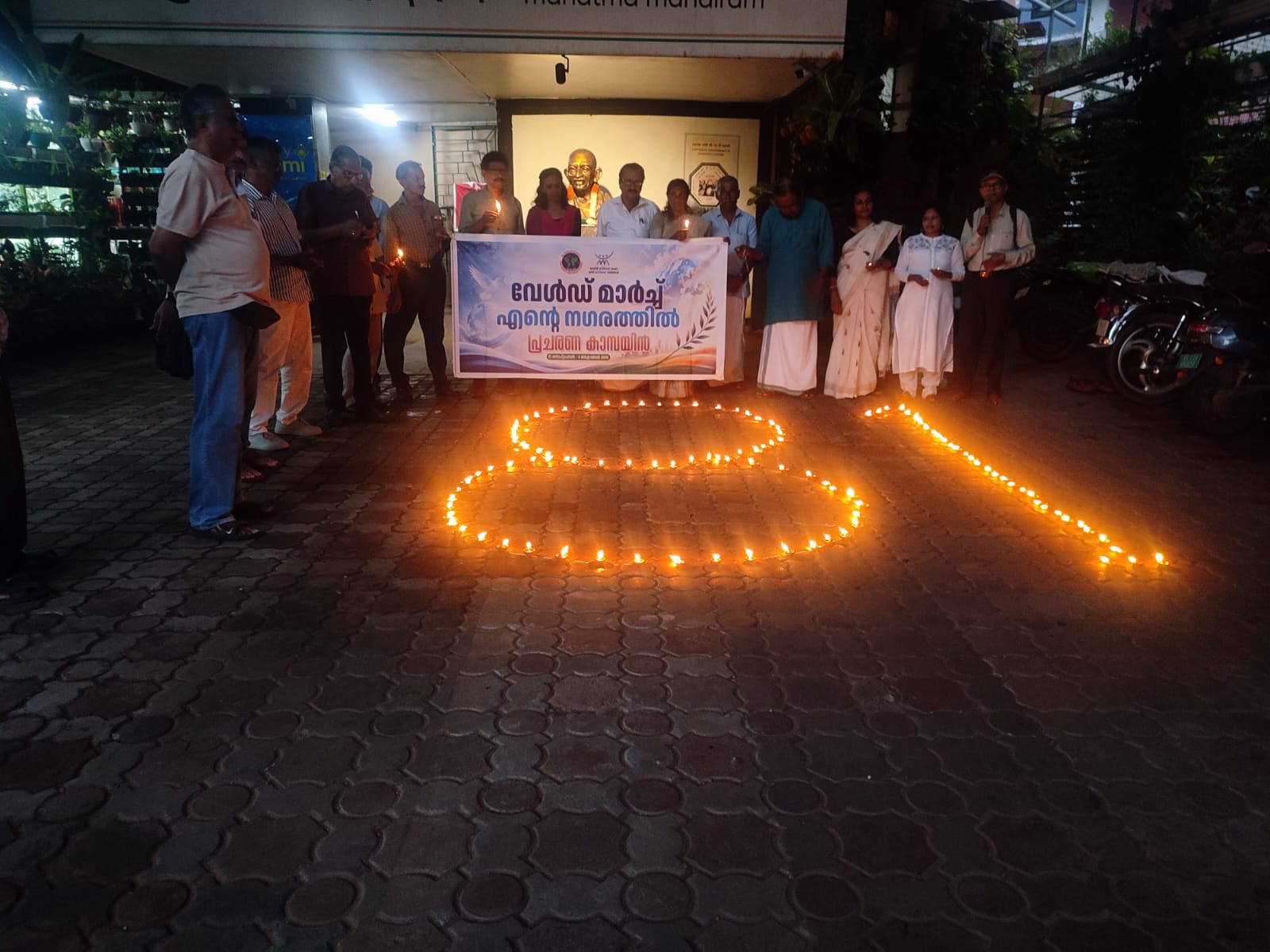 En Kerala, India, participantes de la Marcha Mundial recordaron a las víctimas de Hiroshima y Nagasaki con el encendido de 81 lámparas tradicionales, una por cada año transcurrido desde los bombardeos atómicos de 1945, como símbolo de memoria y esperanza por un mundo libre de armas nucleares y guerras. Foto: compartida a través del WhatsApp de la 4.ª Marcha Mundial por la Paz y la Noviolencia.