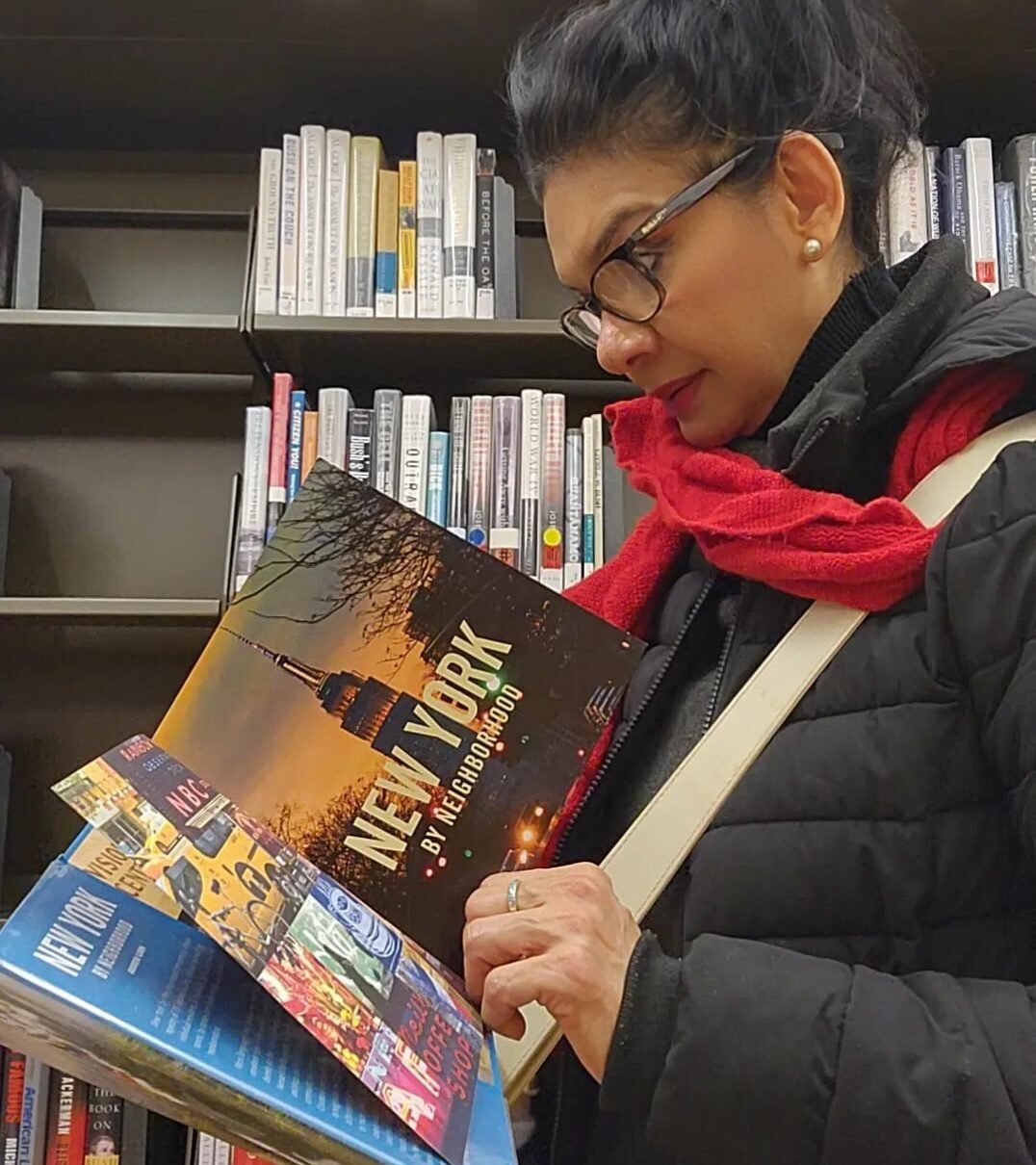 El interés por comprender Nueva York más allá de sus lugares emblemáticos antecede a esta serie. A lo largo de los años, recorridos, lecturas y consultas bibliográficas han ido construyendo una mirada que hoy se articula en la investigación Gobernar Nueva York, sustentada además en documentación institucional y trabajo de campo. Fotografía: Archivo de Olga C. Guerra Pizarro / Investigación Gobernar Nueva York – El Costanero.