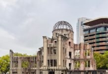 Hiroshima y Nagasaki: la memoria que aún intenta salvarnos El Memorial de la Paz de Hiroshima (Genbaku Dome), declarado Patrimonio Mundial por la UNESCO, se refleja sobre el río Motoyasu como un símbolo de memoria, resiliencia y del compromiso de las generaciones presentes y futuras con la paz. Foto: Stephan Leuzinger.