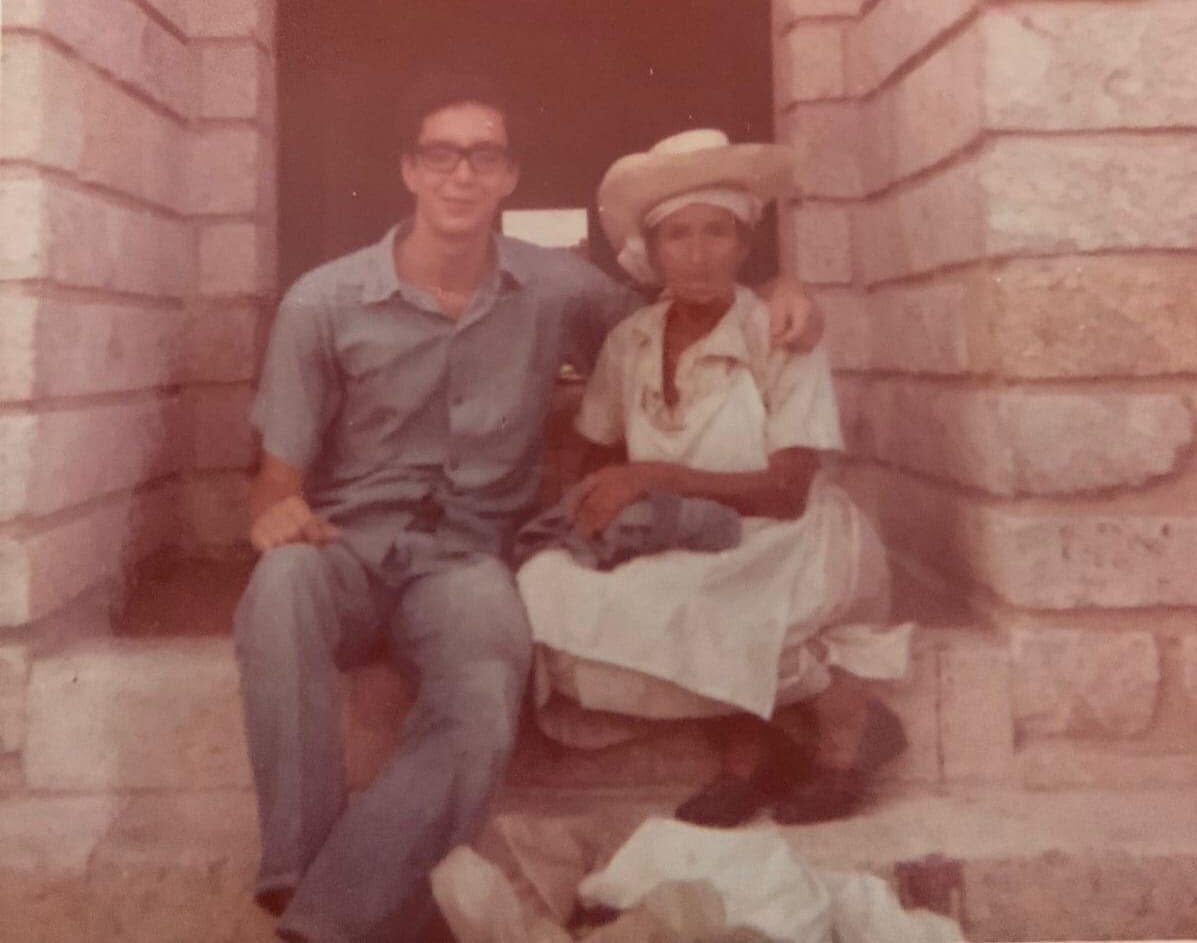 Hace 53 años, Sergio Cedeño junto a su amiga hondureña María, quien le llevaba las tradicionales “burritas” (tacos) durante sus años en Zamorano. Foto: cortesía de Sergio Cedeño.