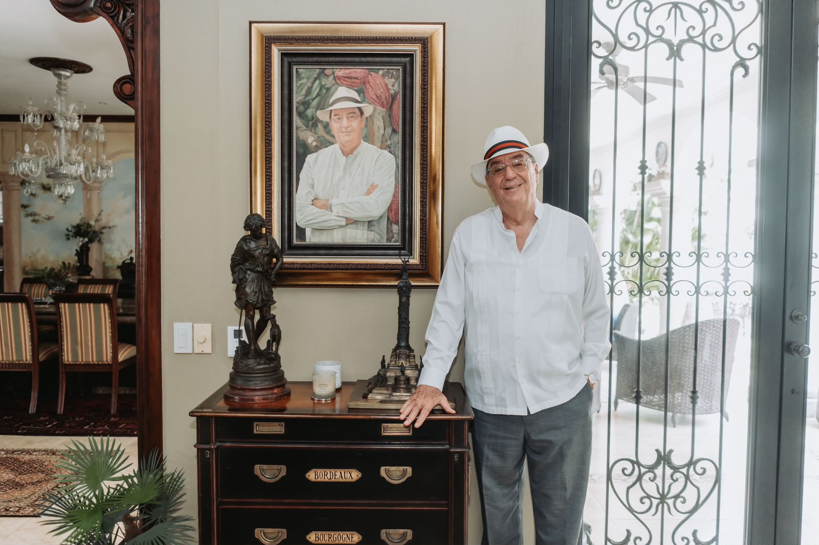 Sergio Cedeño Amador, agrónomo ecuatoriano graduado de Zamorano en 1973, junto a un retrato que evoca su estrecha vinculación con el campo. Foto: cortesía de Sergio Cedeño.