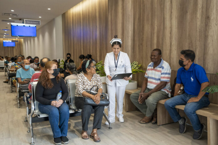 La atención del cáncer va mucho más allá de un diagnóstico. Pacientes, familias y personal de salud forman parte de un proceso que requiere acompañamiento, continuidad e instituciones preparadas para responder. Imagen: SOLCA Guayaquil.