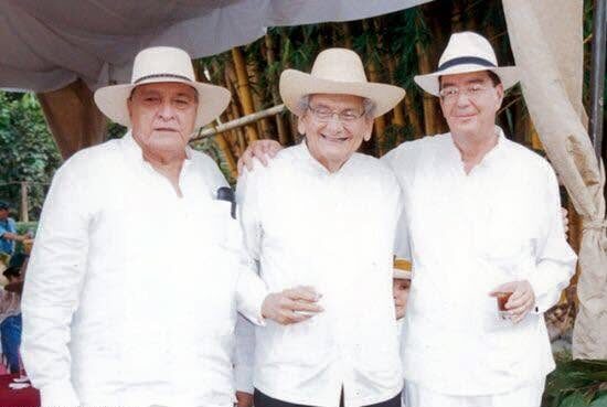 La memoria montuvia también forma parte de la trayectoria de Sergio Cedeño Amador. Junto a Hugo Mata Ordóñez y Guido Garay Vargas-Machuca, conocido como “El Rey del Folklore Montubio”, durante la celebración del cumpleaños de Garay en la Hacienda Cañas. Foto: Archivo / El Universo.