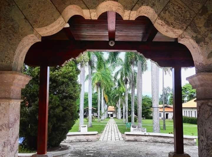 Una de las tradicionales vistas del campus de la Universidad Zamorano, donde sus senderos, jardines y arquitectura forman parte de la historia de generaciones de estudiantes latinoamericanos. Foto: cortesía de Nahun Sauceda.