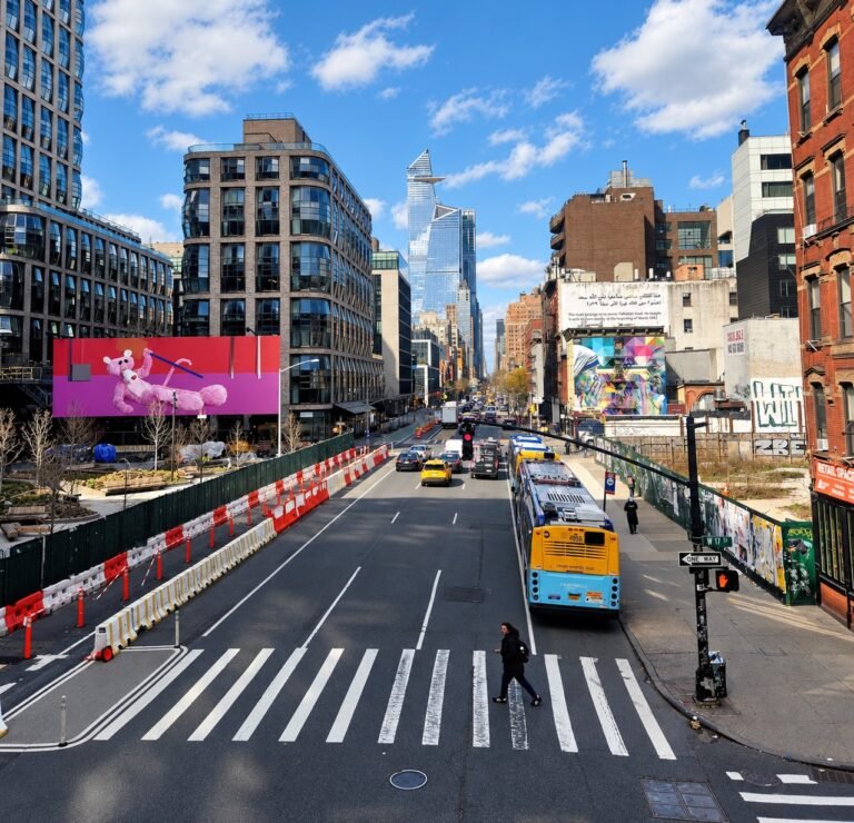 Manhattan es una ciudad construida sobre distintas capas de su propia historia. Desde la High Line, el paisaje reúne antiguas zonas industriales, movilidad cotidiana, nuevos desarrollos urbanos y espacios recuperados para el uso público. Comprender cómo se produjeron esas transformaciones permite mirar más allá de la postal y acercarse a la ciudad que existe detrás del destino. Fotografía: Olga C. Guerra Pizarro | Archivo documental de la investigación Nueva York | Gobernar la ciudad global – El Costanero.
