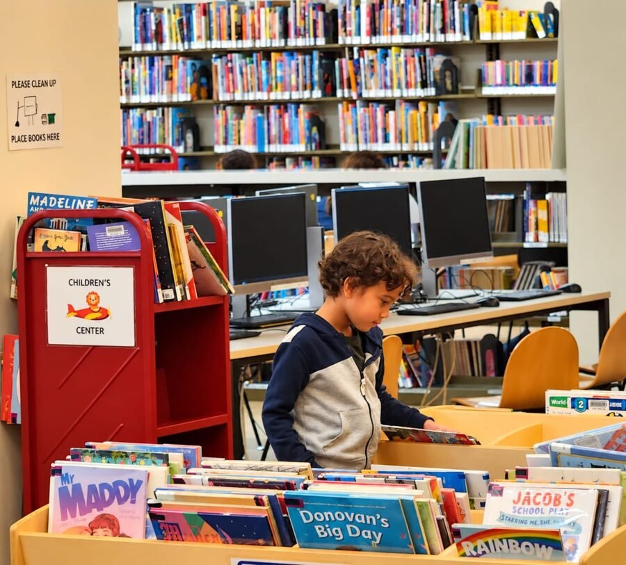 Las bibliotecas públicas forman parte de los espacios que acercan la cultura, la lectura y el conocimiento a la vida cotidiana de los neoyorquinos desde edades tempranas. El acceso constituye otra dimensión de la política cultural de una ciudad. Foto: Olga Guerra / Archivo El Costanero.