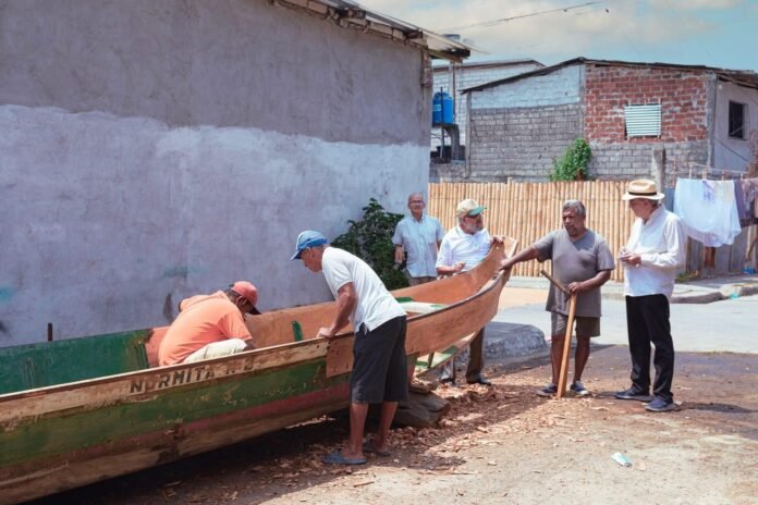 El trabajo artesanal de construcción y reparación de canoas mantiene vivo un oficio transmitido de generación en generación. Foto: Guillermo Hasing.