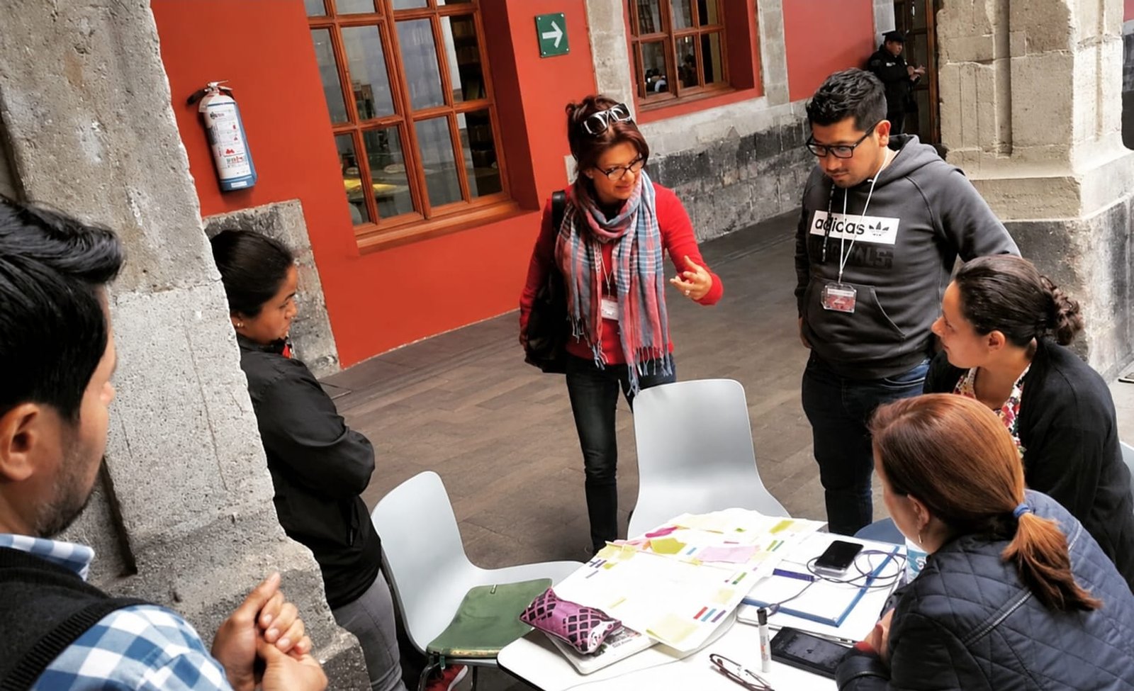 Olga Guerra durante una de las jornadas de trabajo de “Ciudades que aprenden”, realizada en la Biblioteca de México, en Ciudad de México, en 2016. La experiencia reunió a participantes de distintas disciplinas y países alrededor del aprendizaje, la innovación y los desafíos de las ciudades. Foto: archivo personal.