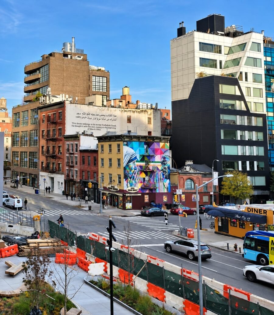El arte de Eduardo Kobra se incorpora al paisaje urbano de Chelsea. Visto desde el High Line, uno de sus murales transforma una fachada y muestra cómo el arte puede formar parte de la experiencia cotidiana de recorrer Nueva York.