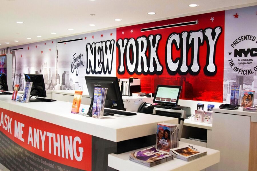 Official NYC Information Center en Macy's Herald Square, durante la etapa de NYC & Company. Este punto de atención acercaba información y servicios turísticos directamente al visitante. En 2023, NYC & Company pasó a denominarse New York City Tourism + Conventions.