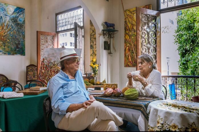 Sergio Cedeño conversa con Patricia León Guerrero en Ciudad Cacao, el espacio donde la artista reúne creación, memoria y saberes ancestrales. Foto: Guillermo Hasing.