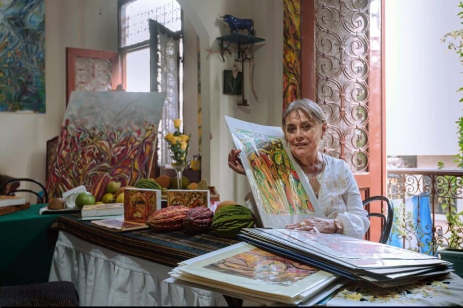 Patricia León Guerrero muestra parte de su obra, inspirada en el cacao, la naturaleza y la identidad ecuatoriana. Foto: Guillermo Hasing.