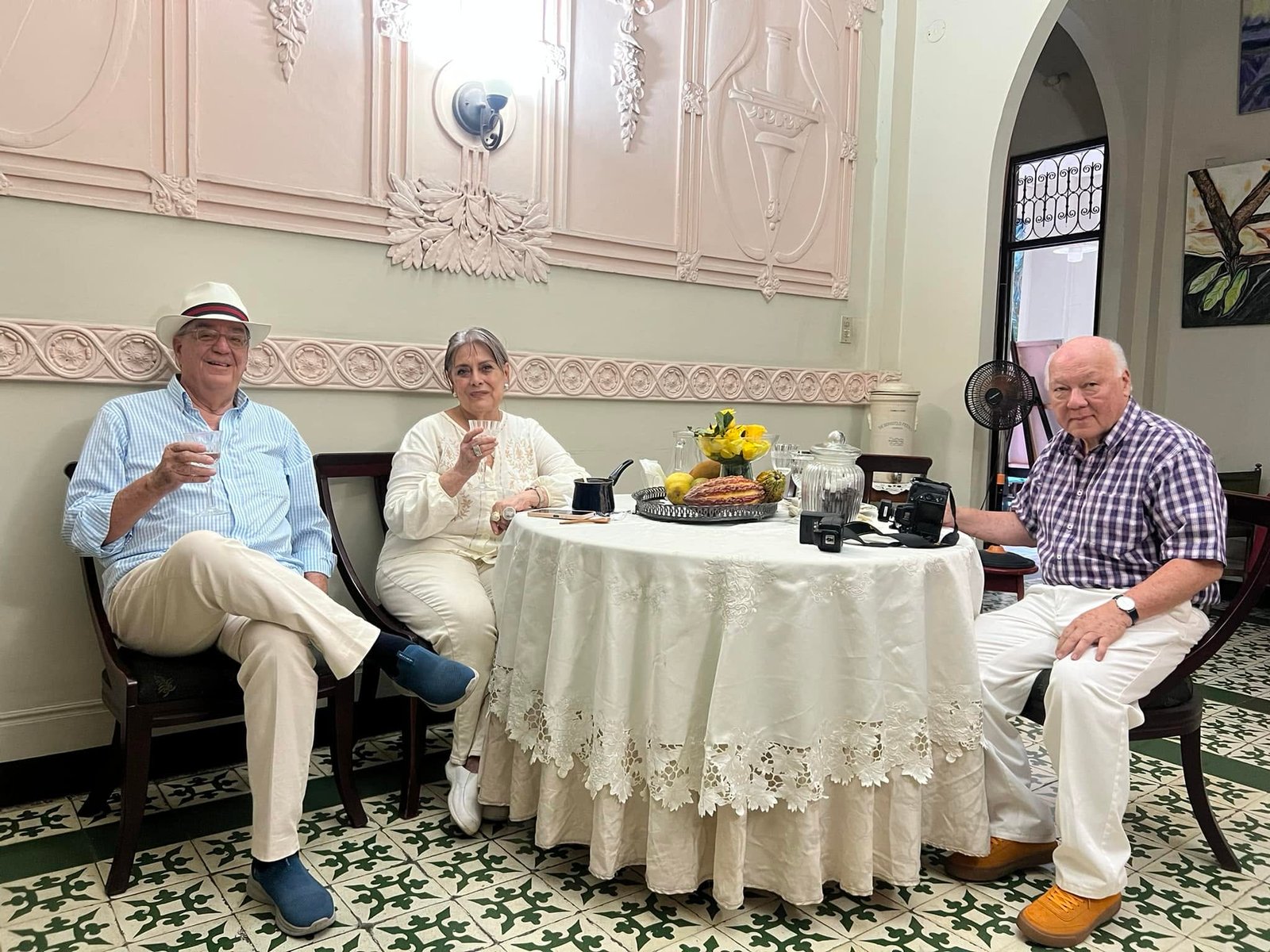 Patricia León Guerrero comparte un momento con Sergio Cedeño y Guillermo Hasing durante la visita a Ciudad Cacao, Casa de Artes y Saberes del Cacao. Foto: Guillermo Hasing.