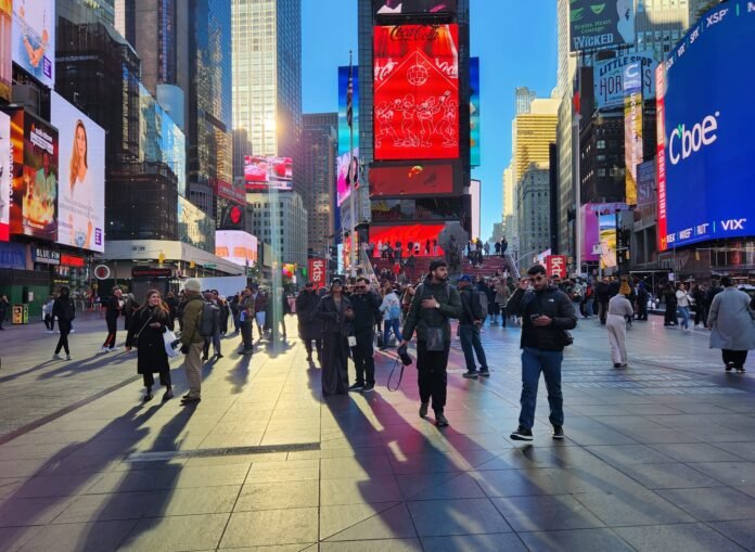 Times Square concentra algunos de los elementos que hacen de Nueva York uno de los grandes destinos urbanos del mundo: visitantes, comercio, entretenimiento y espacio público. Detrás de esa experiencia funciona una red de instituciones y servicios que permite a la ciudad recibir y movilizar a millones de personas. Foto: archivo personal de Olga Guerra.