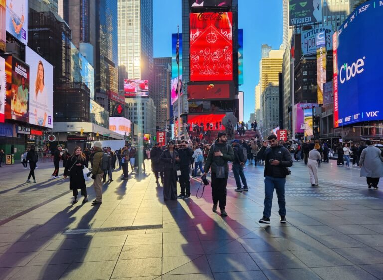 Times Square concentra algunos de los elementos que hacen de Nueva York uno de los grandes destinos urbanos del mundo: visitantes, comercio, entretenimiento y espacio público. Detrás de esa experiencia funciona una red de instituciones y servicios que permite a la ciudad recibir y movilizar a millones de personas. Foto: archivo personal de Olga Guerra.