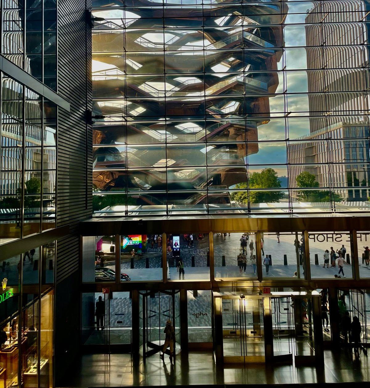 Vessel, en Hudson Yards, fue concebido como una estructura arquitectónica y escultórica transitable. Sus escaleras y plataformas permiten recorrer la obra, integrando arquitectura, espacio urbano y experiencia del visitante. Foto: Olga Guerra / Archivo El Costanero.