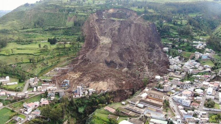 Alausí, Chimborazo. El deslizamiento de tierra ocurrido el 26 de marzo de 2023 dejó 65 fallecidos y diez personas cuyos cuerpos no habían sido localizados, según el balance publicado el 21 de junio de ese año. Foto: Darío Ordóñez / AA / picture alliance.