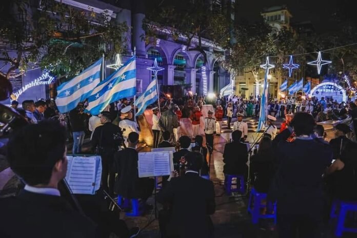 La Aurora Gloriosa reúne a ciudadanos, banderas y música en la madrugada del 9 de octubre, en un acto cívico que mantiene viva la memoria de la independencia de Guayaquil, en la Plaza de la Administración, entre la Gobernación del Guayas y el Palacio Municipal. Foto cortesía: BienvenidoGYE