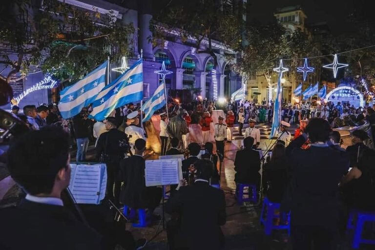 La Aurora Gloriosa reúne a ciudadanos, banderas y música en la madrugada del 9 de octubre, en un acto cívico que mantiene viva la memoria de la independencia de Guayaquil, en la Plaza de la Administración, entre la Gobernación del Guayas y el Palacio Municipal. Foto cortesía: BienvenidoGYE