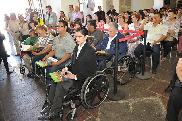 Personas con discapacidad participan en el lanzamiento de «Guadalajara sin Barreras», programa promovido por el Ayuntamiento de Guadalajara, México, bajo el lema «La discapacidad no es incapacidad». La iniciativa contó con el asesoramiento de la Misión Solidaria Manuela Espejo de Ecuador, cuya experiencia en atención e inclusión de personas con discapacidad trascendió las fronteras nacionales. Fotografía: Vicepresidencia de la República del Ecuador.