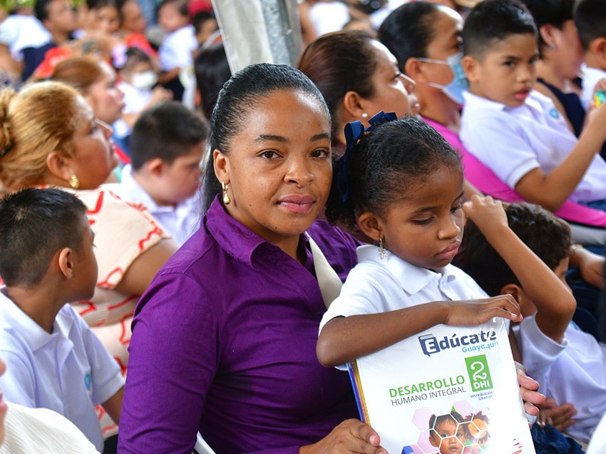 Estudiantes y familiares de la Escuela Municipal de Ciegos «Cuatro de Enero», de Guayaquil, durante una actividad institucional. Este centro forma parte de la historia de la educación especializada para personas con discapacidad visual en la ciudad. Foto: Municipio de Guayaquil.